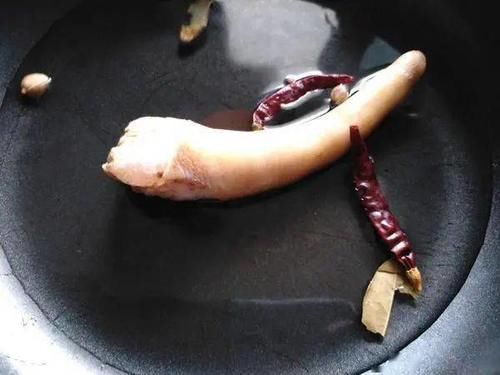 猪尾巴汤|猪的这个部位,比排骨营养多5倍,价格是排骨的一半,不买亏大了