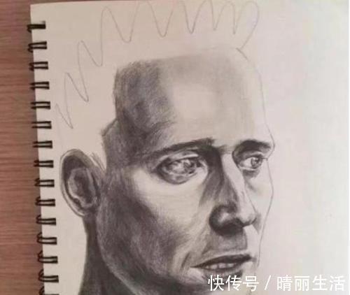 画家@美术生画到一半懒得画了,成品让人一言难尽,老师看后哭笑不得