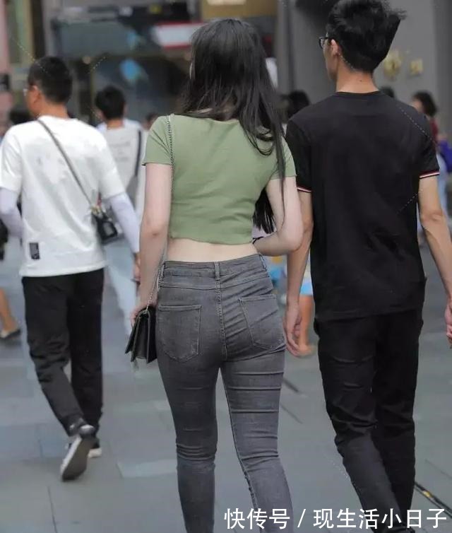 青春无悔 执子之手,蝶恋随行,带着温柔可爱的露脐半袖,搭配牛仔裤穿搭!