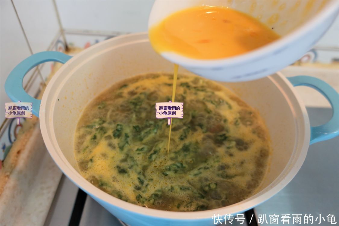 春天,韭菜还有啥新吃法?教你用1个西红柿、1把剪刀来做,老少皆宜,好吃!