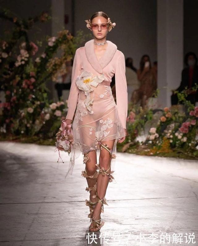 米兰时装周线下T台回归,Blumarine2021春夏系列演绎浪漫时装盛宴