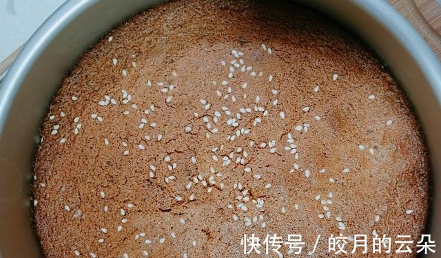 寒露已至,天冷了,来一块温暖的枣糕吧,在家做美味无添加的枣糕!