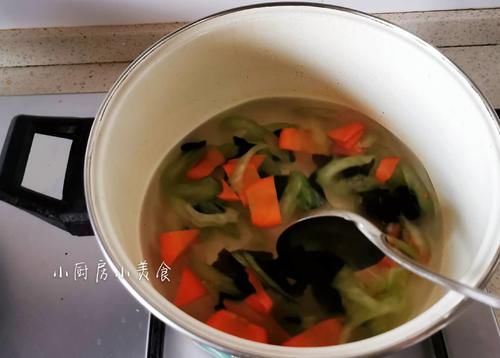 营养|晚餐吃素食,四种食材清炒一盘,清淡有营养,还能帮你清理肠胃