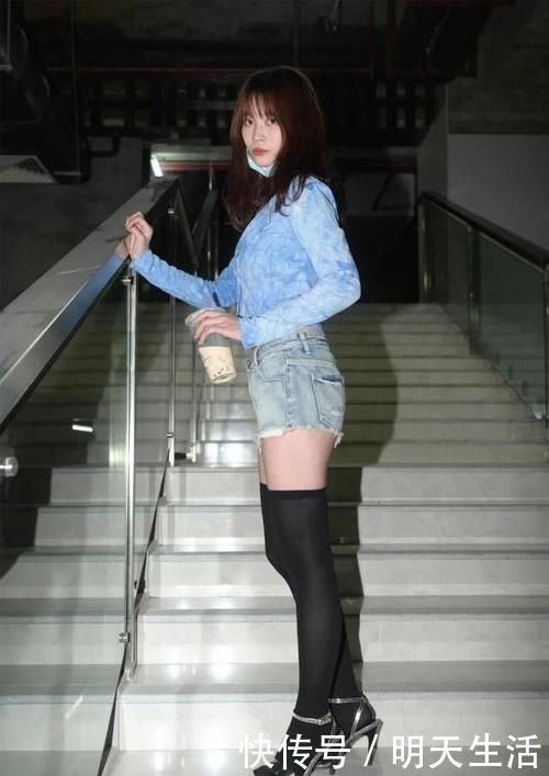 穿搭|黑丝搭配热裤，小姐姐的穿搭真是太性感了，让人眼前一亮！