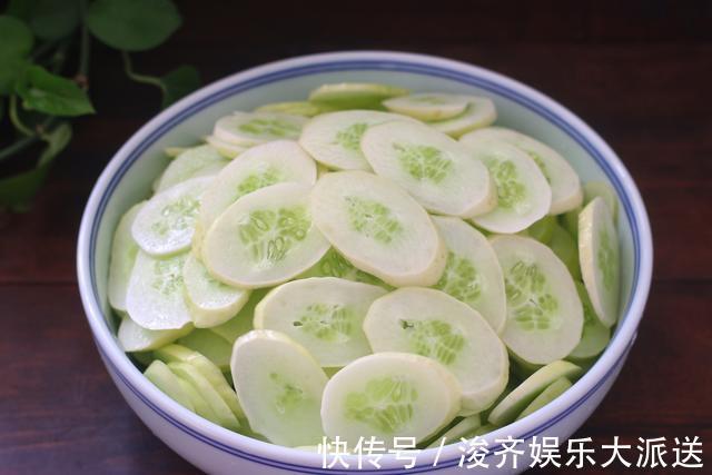 储存|夏天把黄瓜冷冻起来，留到冬天炒肉吃，特别香，我每年都做