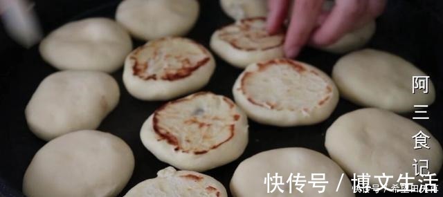 小饼|山药别再炖了,加2个鸡蛋,教你1个新做法,出锅比吃大鱼大肉还香