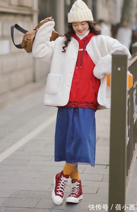 时髦 今年建议多穿羊羔毛外套,搭配卫衣、毛衣、半身裙,保暖又时髦