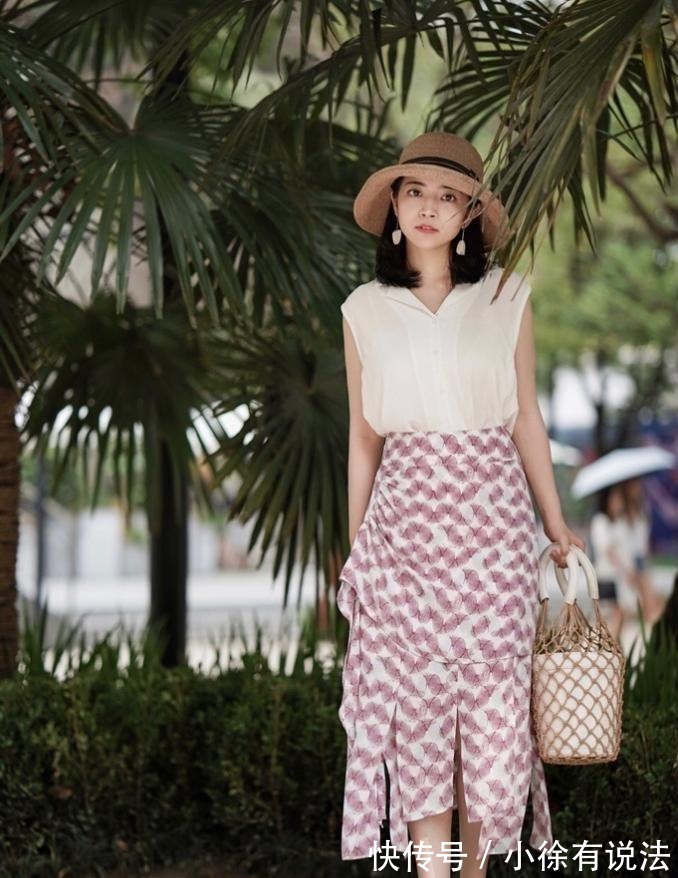 碎花裙 伞裙已经过时了,今夏流行三木穿得“碎花裙”,青春时尚还减龄