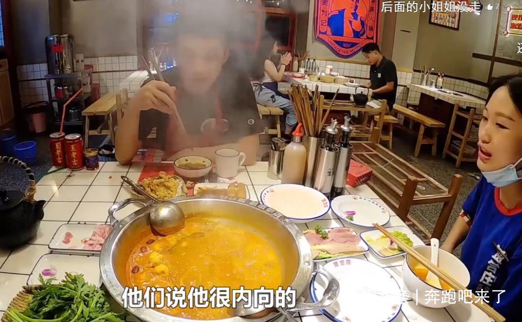 火鍋底料|陳赫火鍋店為啥能火招聘工資不算啥,看到服務(wù)員的長(zhǎng)相明白了