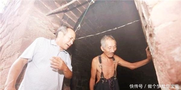 清代状元的后裔：独居深山状元府，坚守着祖宅，无水无电乞讨度日