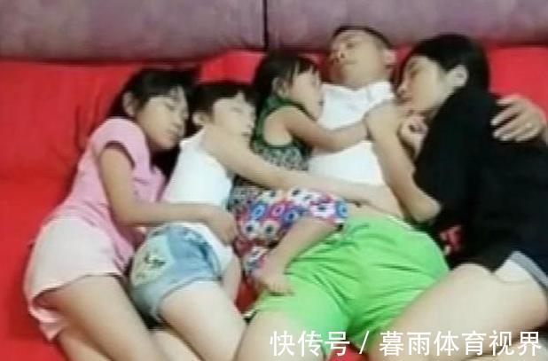 行为|爸爸与女儿们在床上躺着,却发生“越界”行为,网友:咋当爹的?