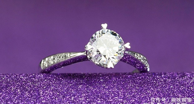 买订婚戒指,定制还是买成品?看看专业人士怎么说!