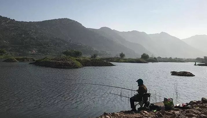 钓友|冬季钓鱼，鱼躲在深水，两个方法教你找到鱼窝，连杆钓斤鲫