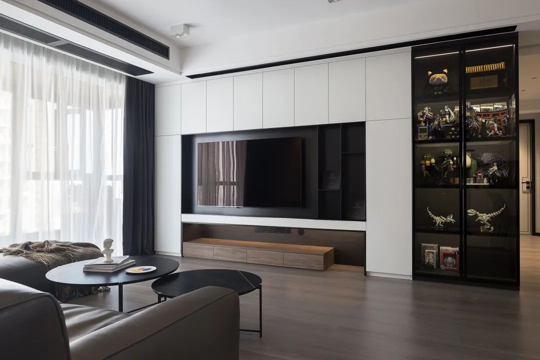 布置|125㎡现代黑白灰+木质感,简雅舒适无主灯,品质生活好自然