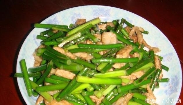 炒蒜苔时,直接下锅炒是大错特错,学会如此做,蒜薹又鲜嫩又好吃