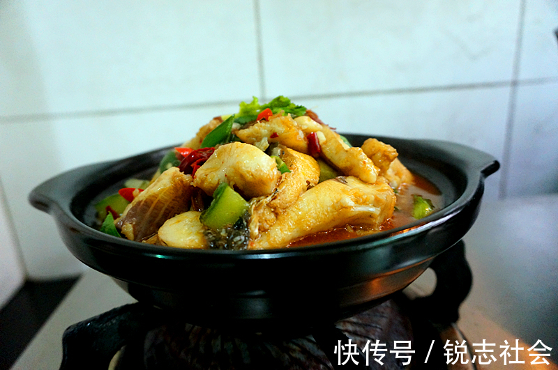 蒜苗叶|在家做香辣砂锅鱼，鲜香四溢，美味可口