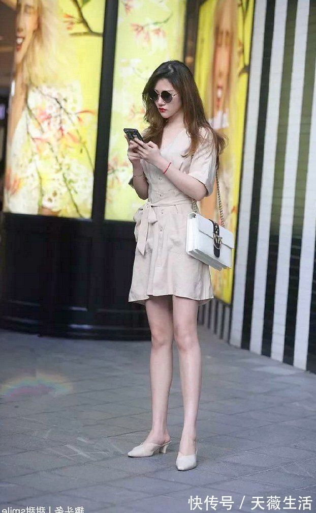 站姿|女超人阿雪:脚上搭配上一双高跟凉鞋,站姿也会显得更加的有魅力