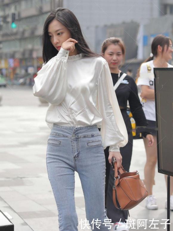 卷土重来的喇叭裤,配白色绸缎面衬衫,洋气好看又显恬静的美