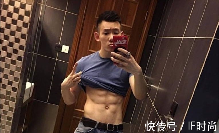 腹肌|颜值与身材俱佳的90后型男，结实的腹肌和胸肌让人心动！