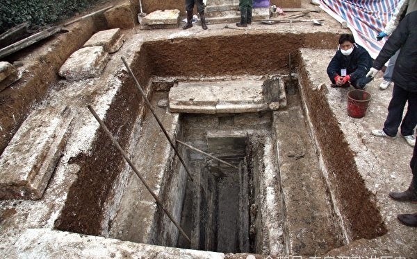 秦桧家族墓挖出半截趾骨,石板炸裂坐实明朝奇案,专家:第一次见