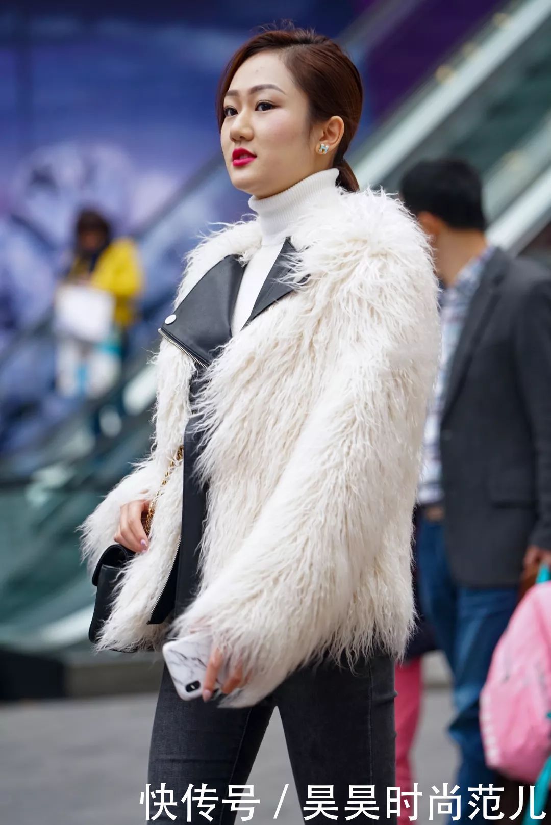 冷风呼啸的冬季,一身皮草外套+短靴穿搭,温暖舒适显高级时尚感