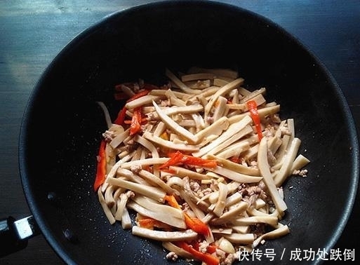 试试|面色蜡黄还肤色不匀?快试试做这道烂肉杏鲍菇,改善肤色!