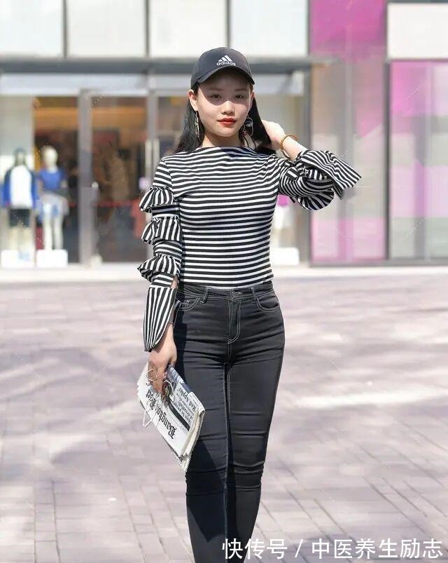 灰色 印花条纹长袖t恤搭配黑色短紧身打底裤，让人舒适，让女人温柔！