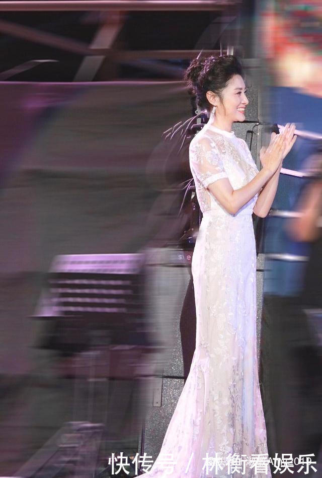 西装套装|周涛虽低调但穿搭实力太强,绿色西装套装出席活动,低马尾好时尚