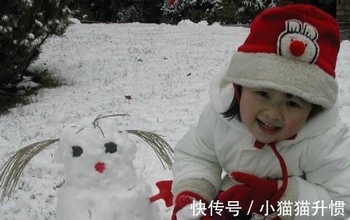 宝妈|宝妈帮宝宝脱衣使了吃奶劲,宝宝“卡”衣领被挂起,模样太搞笑!