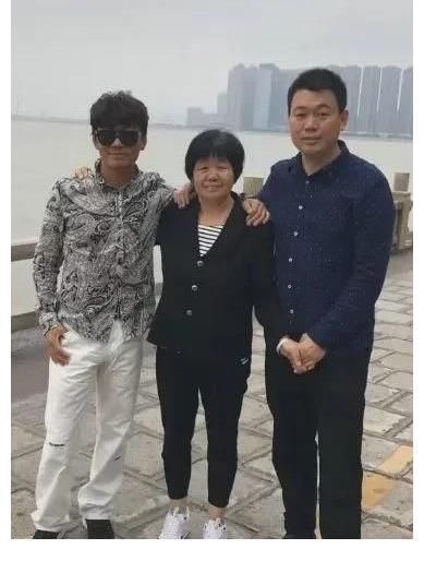 在节目上,主持人问王宝强:你现在身价上亿,听说你亲哥还在老家卖馒头