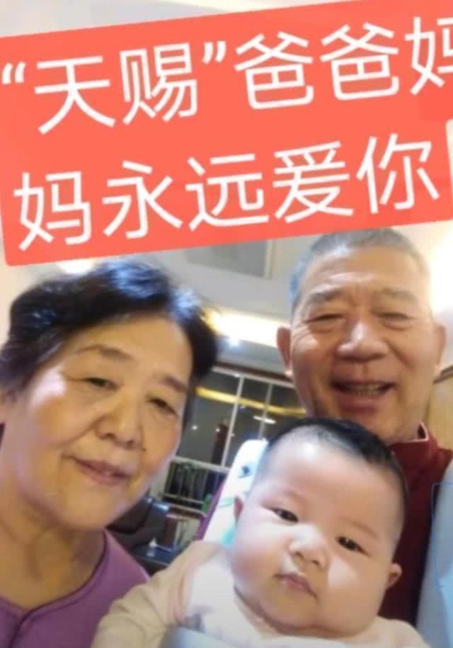 小网|67岁“超高龄妈妈”产女后续，女儿成为小网红，夫妻俩人气爆棚