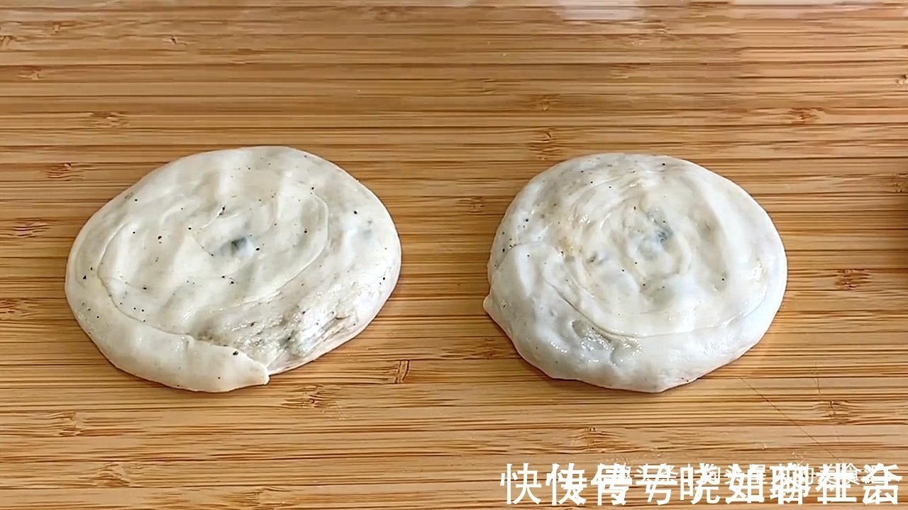 葱油饼家常做法，记住关键3点，做的饼外酥里软，比早餐店的好吃