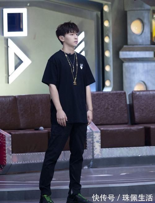 福利|邓伦招聘员工福利多，包吃包住包奶茶，一看工资劝退众人