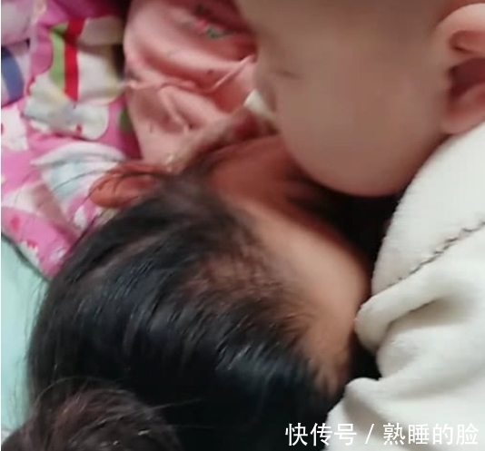 姐姐|二胎弟弟叫姐姐起床,有谁观察到他的一个行为,网友直呼亲生的