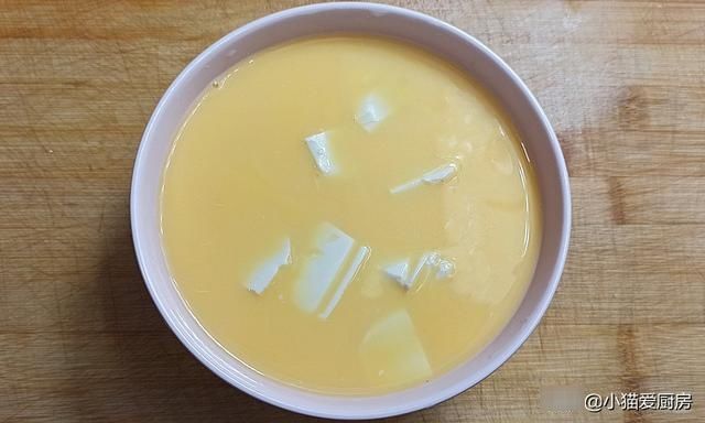 鸡蛋豆腐蒸虾仁，制作方法简单，营养好吃可口，老人小孩都喜欢吃