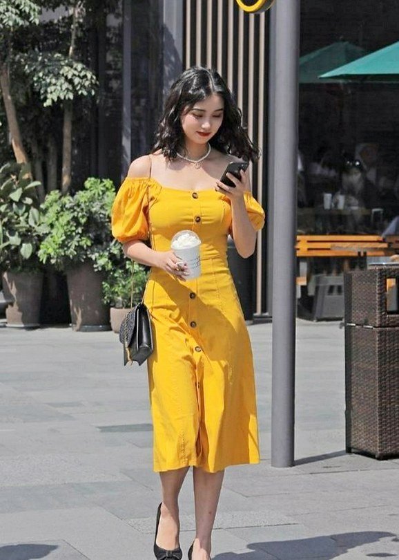 连衣裙 黄色修身连衣裙搭配高跟鞋,炫酷十足