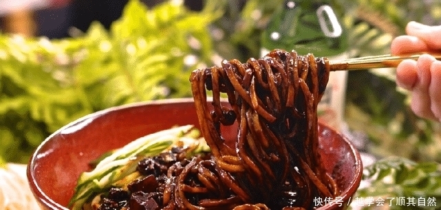  炸酱面一学就会，复刻韩国大厨做法，超美味酱香浓郁，懒人必备