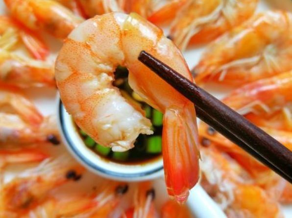 煮虾时，冷水煮还是开水煮？搞清楚3个要点，虾肉鲜嫩Q弹，没腥味