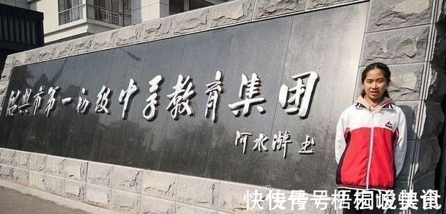 一草一木!10岁小学生用欧楷为学校题写校名,法度严谨,端庄大气,让人羡慕