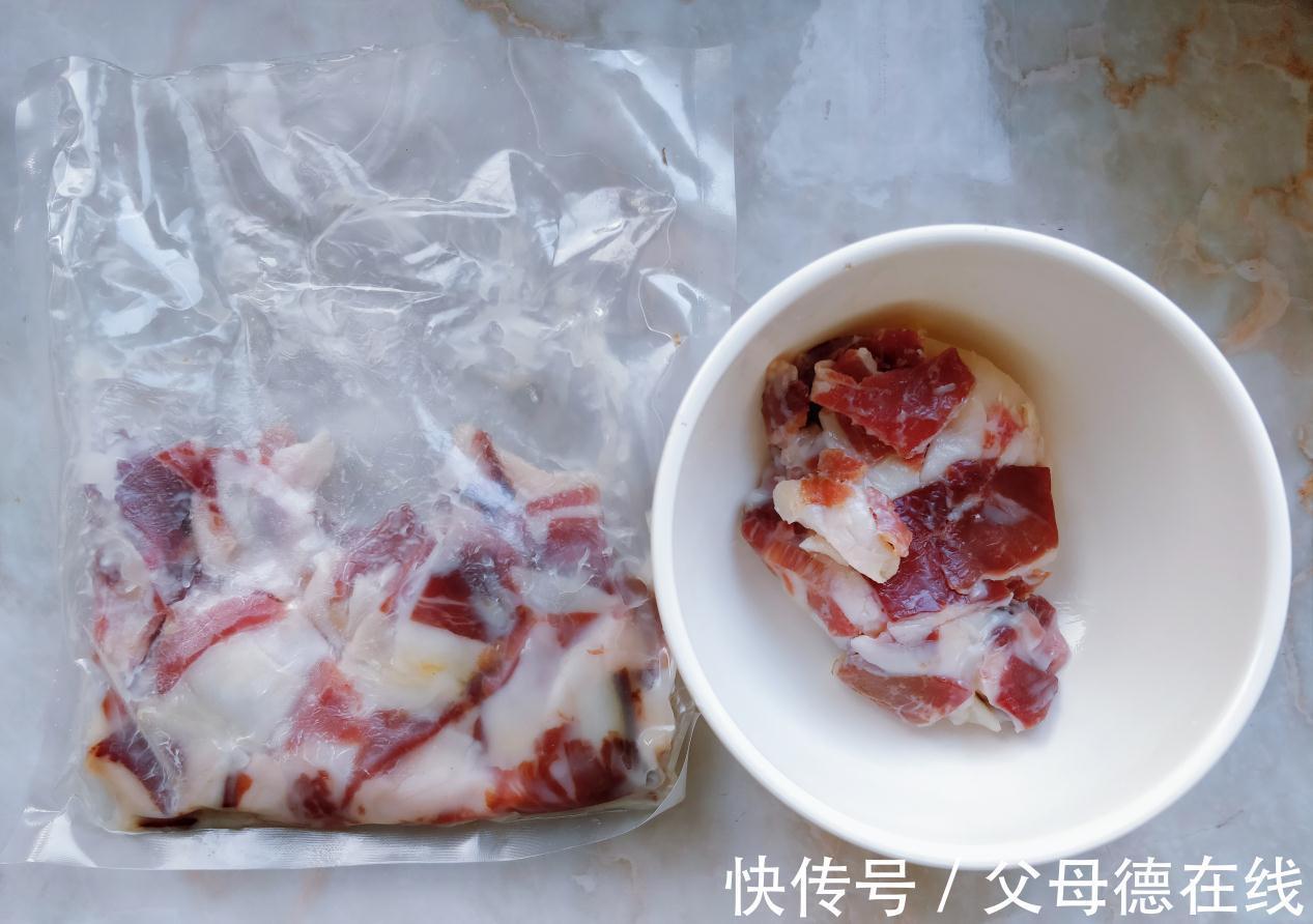 火腿切薄片搭配脆嫩的笋，味道太鲜美了，一口吃出幸福感