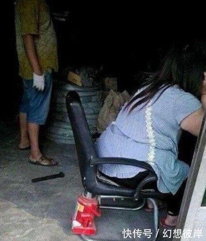 |搞笑图片幽默段子笑话:用纸币来烧水么,钱可真够多的啊