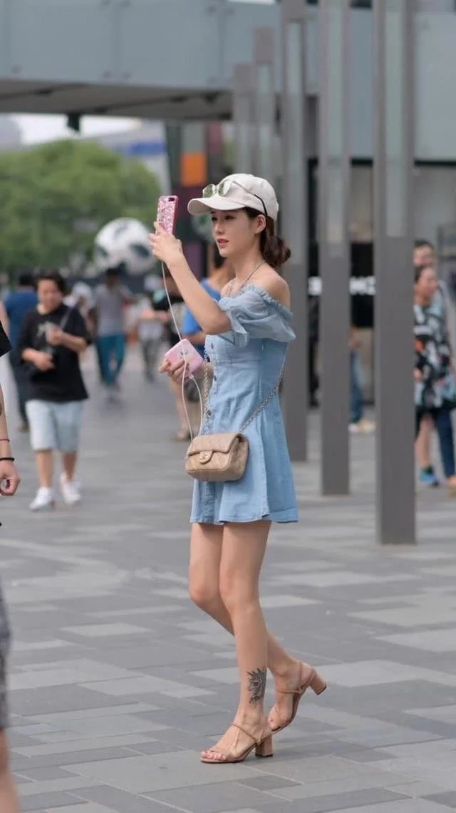 西装|西装搭配碎花裙的小美女,恰到好处呈现女人的气质魅力,看上去甜美又迷人