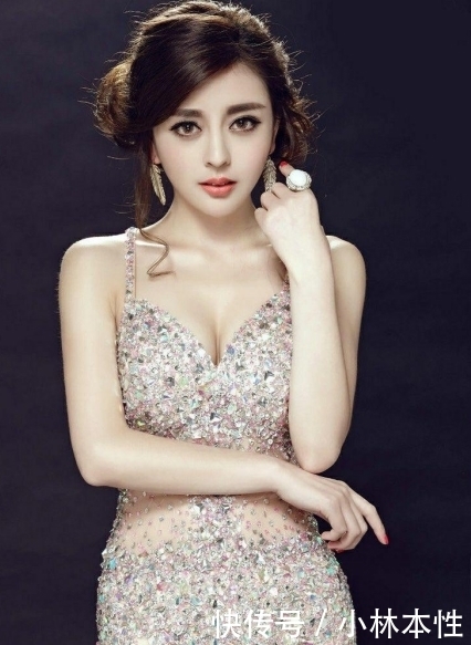 美女|凹凸紧致的连衣裙美女,天生丽质,给人眼前一亮的感觉!