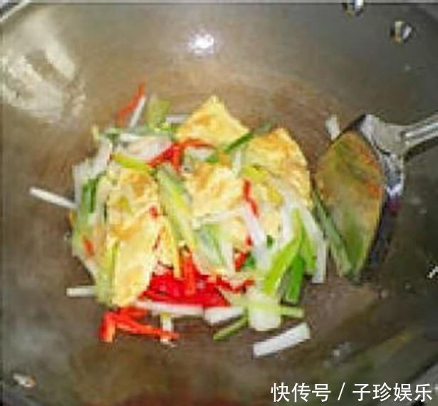 炒鸡蛋时，掌握这个做法技巧，鸡蛋滑嫩又鲜香，没有一点腥味