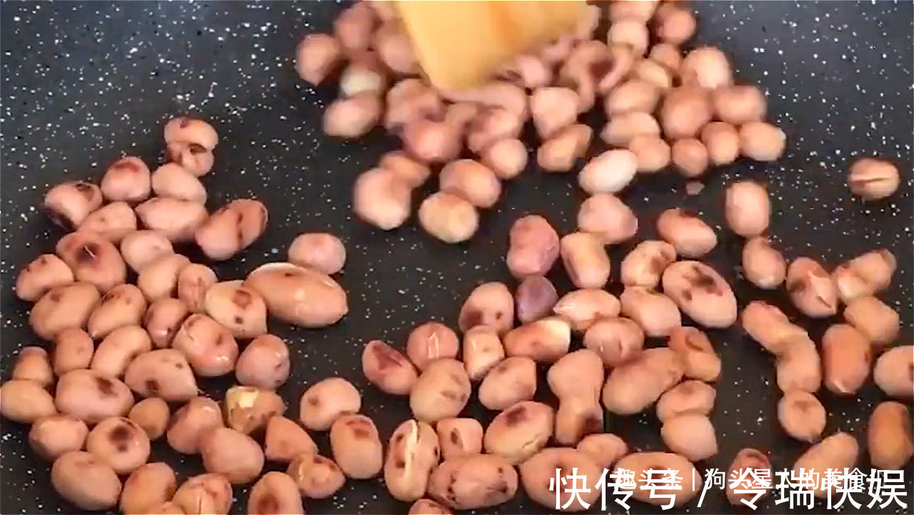 做法|玉米面最好吃的做法，看着都流口水，暄软细腻，越嚼越香