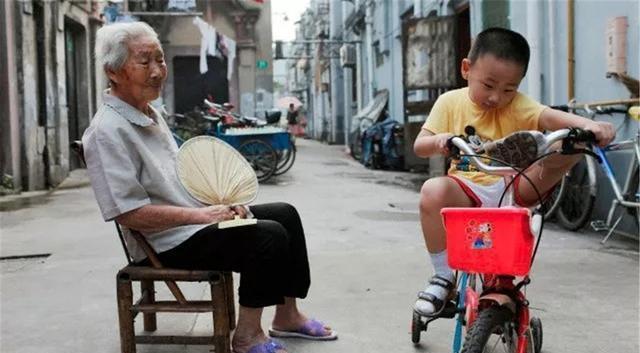 老人|为啥孩子越大越不爱去姥姥家串门呢?不是不亲老人,原因好现实