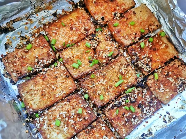 煎豆腐、炖豆腐统统靠边站，这才是豆腐特别牛的做法！香死了
