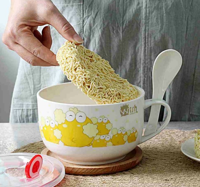 煮泡面时,先放料包还是面饼顺序做不对,难怪油水大还不好吃