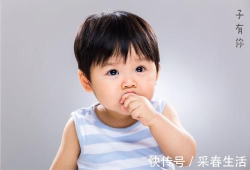 宝宝|宝宝吃手,妈妈要拒绝吗?宝宝吃手的4个阶段,应对方法大不同