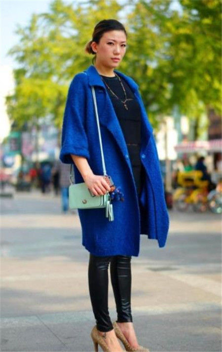 街拍:白色的阔腿裤很显美女的优雅大气,婉约又非常的别致,活力十足